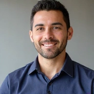 Retrato profesional de un nutricionista masculino, amigable y experto.