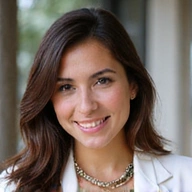 Retrato profesional de una nutricionista sonriente y amigable, de origen latino.